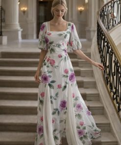 فستان أبيض طويل مورد بأكمام قصيرة