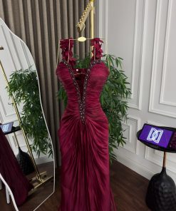 Alternative view of فستان سهرة عنابي فاخر بتصميم درابيه