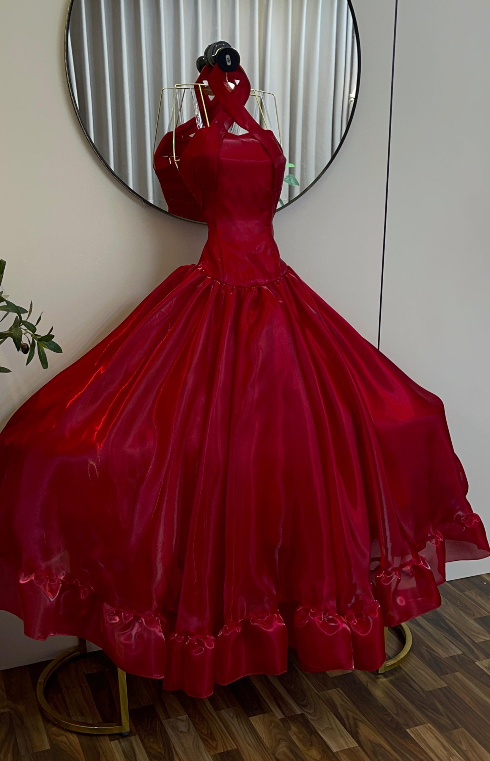 فستان سهرة أحمر فاخر بقصة ملكية - الصورة 5