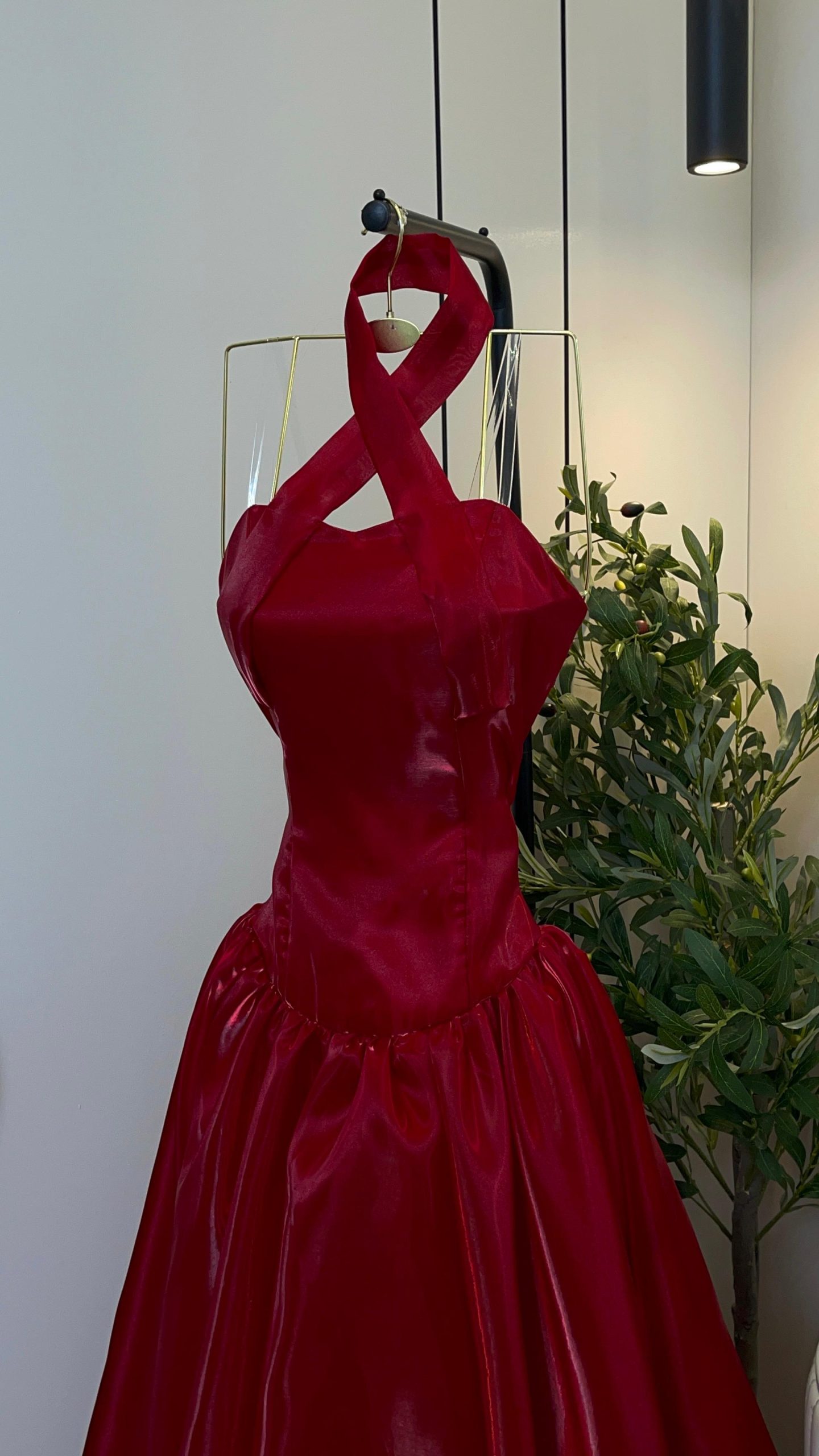 فستان سهرة أحمر فاخر بقصة ملكية - الصورة 2