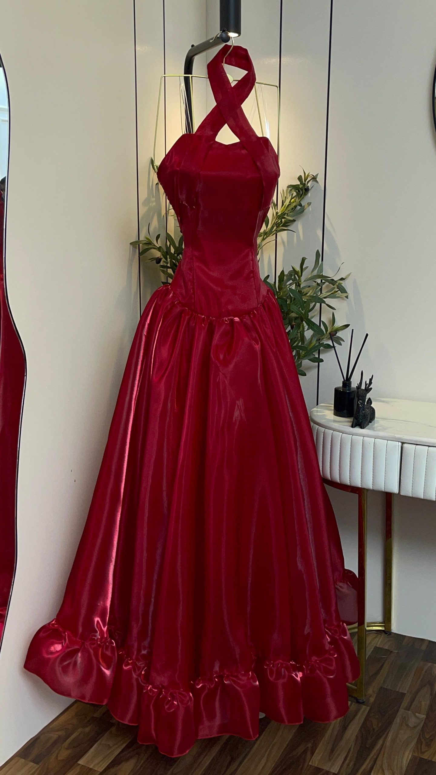 فستان سهرة أحمر فاخر بقصة ملكية - الصورة 3