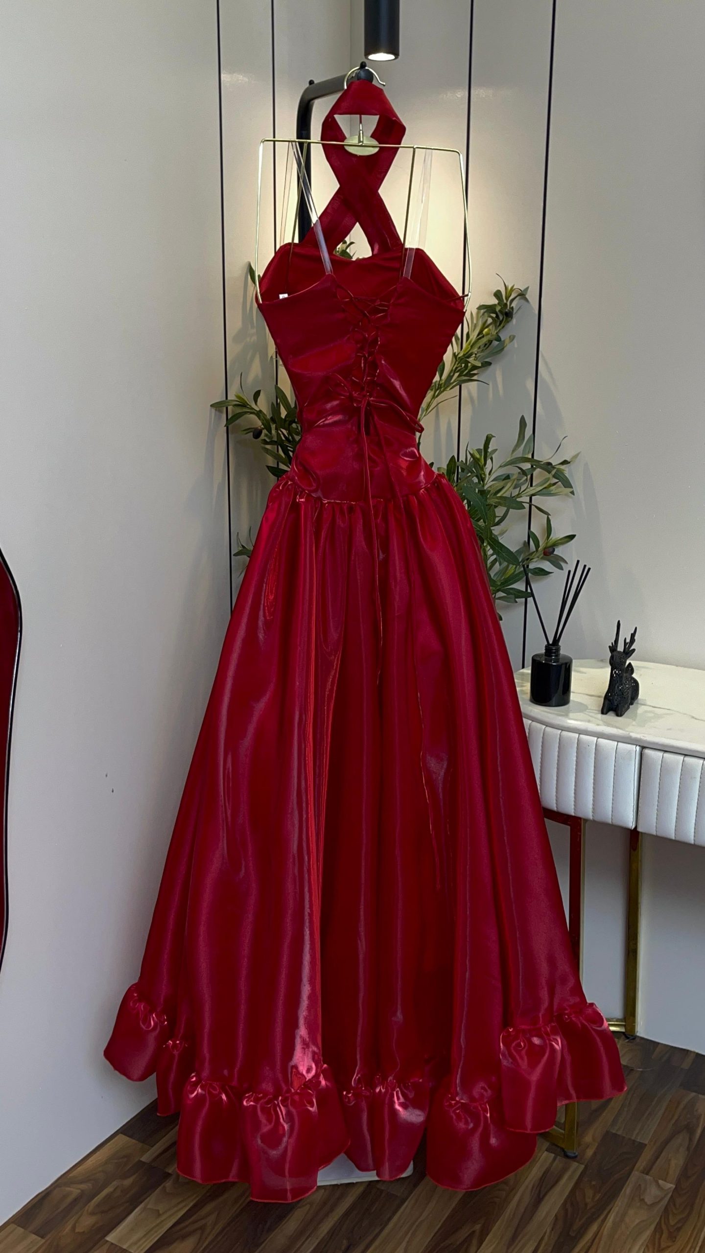 فستان سهرة أحمر فاخر بقصة ملكية - الصورة 4