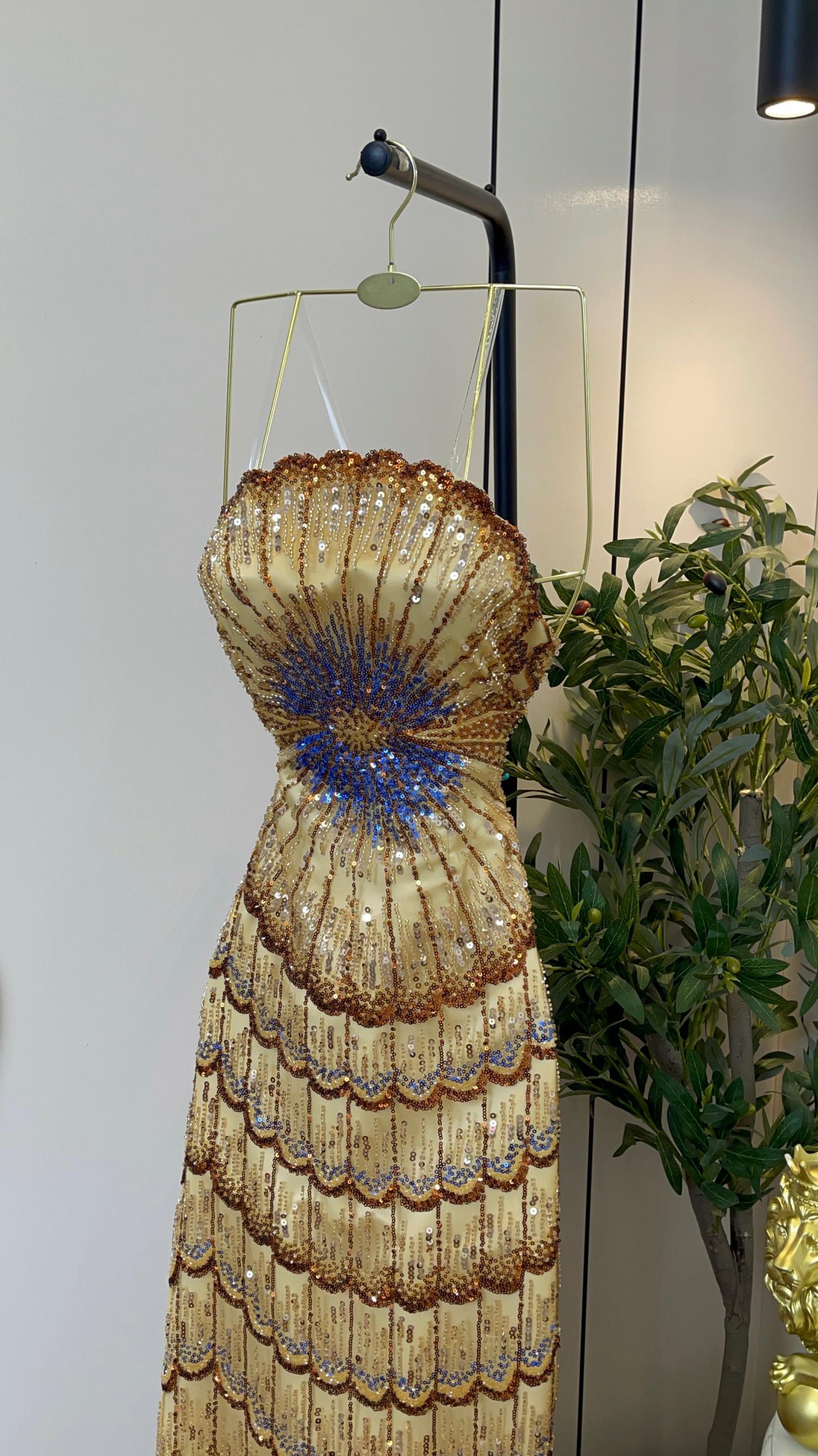 فستان سهرة ذهبي مطرز فاخر بذيل طويل - الصورة 3