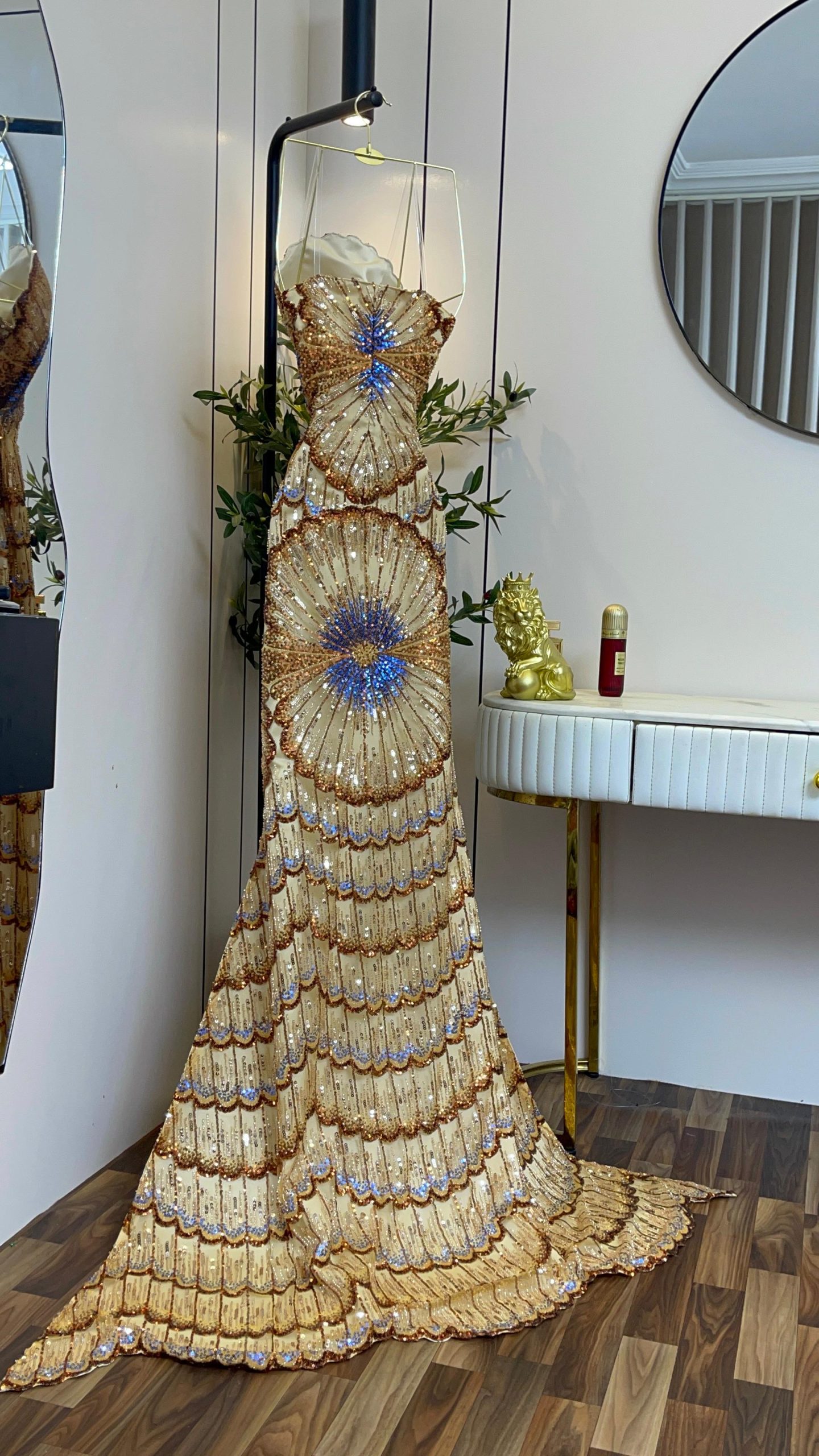 فستان سهرة ذهبي مطرز فاخر بذيل طويل - الصورة 2