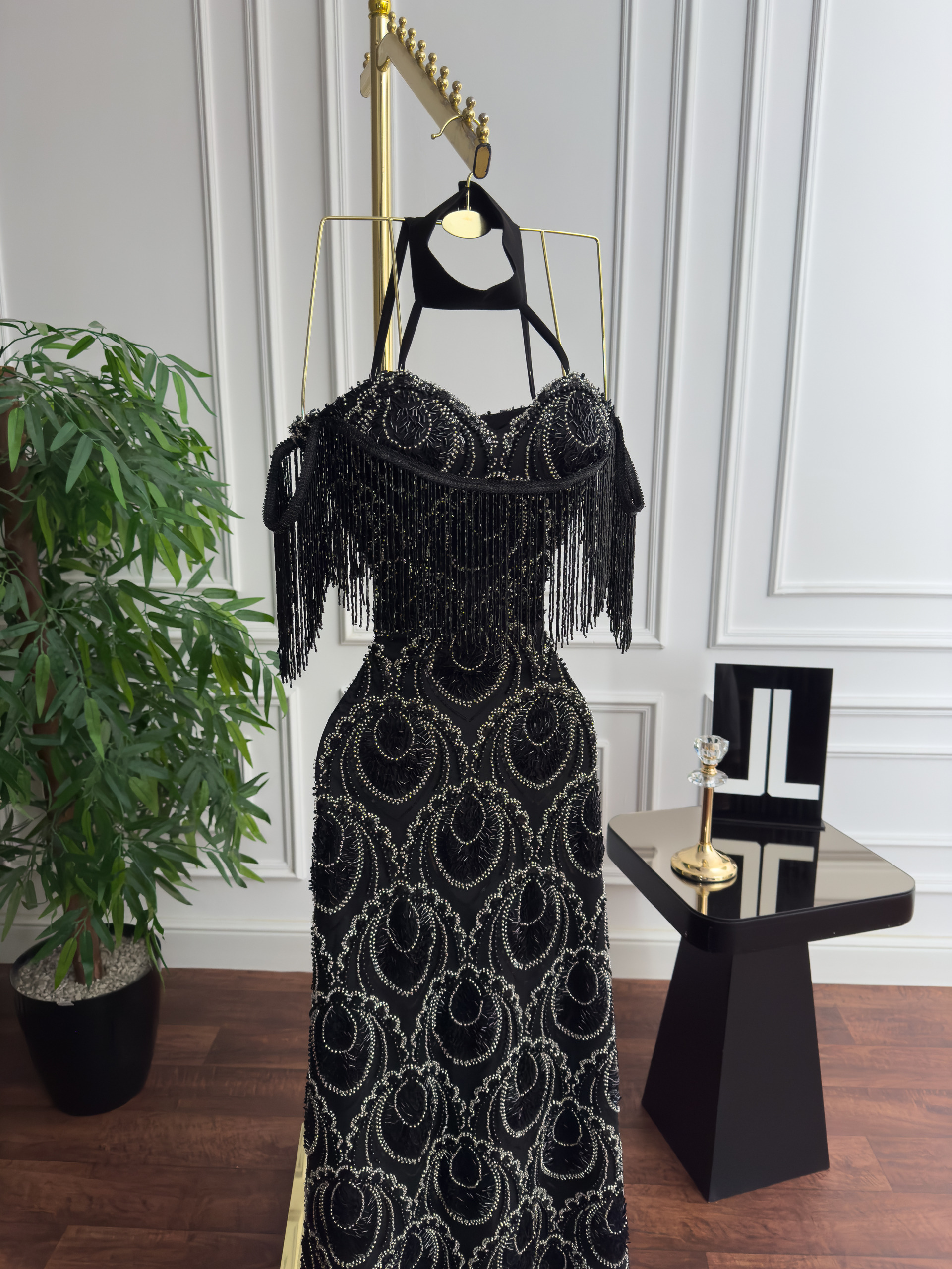 فستان سهرة أسود مع أكتاف متدلية - الصورة 3