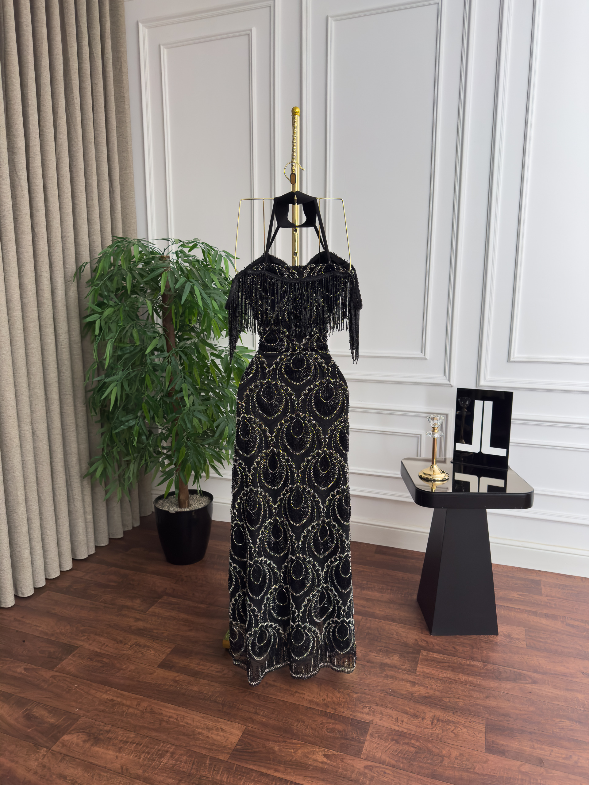 فستان سهرة أسود مع أكتاف متدلية - الصورة 2