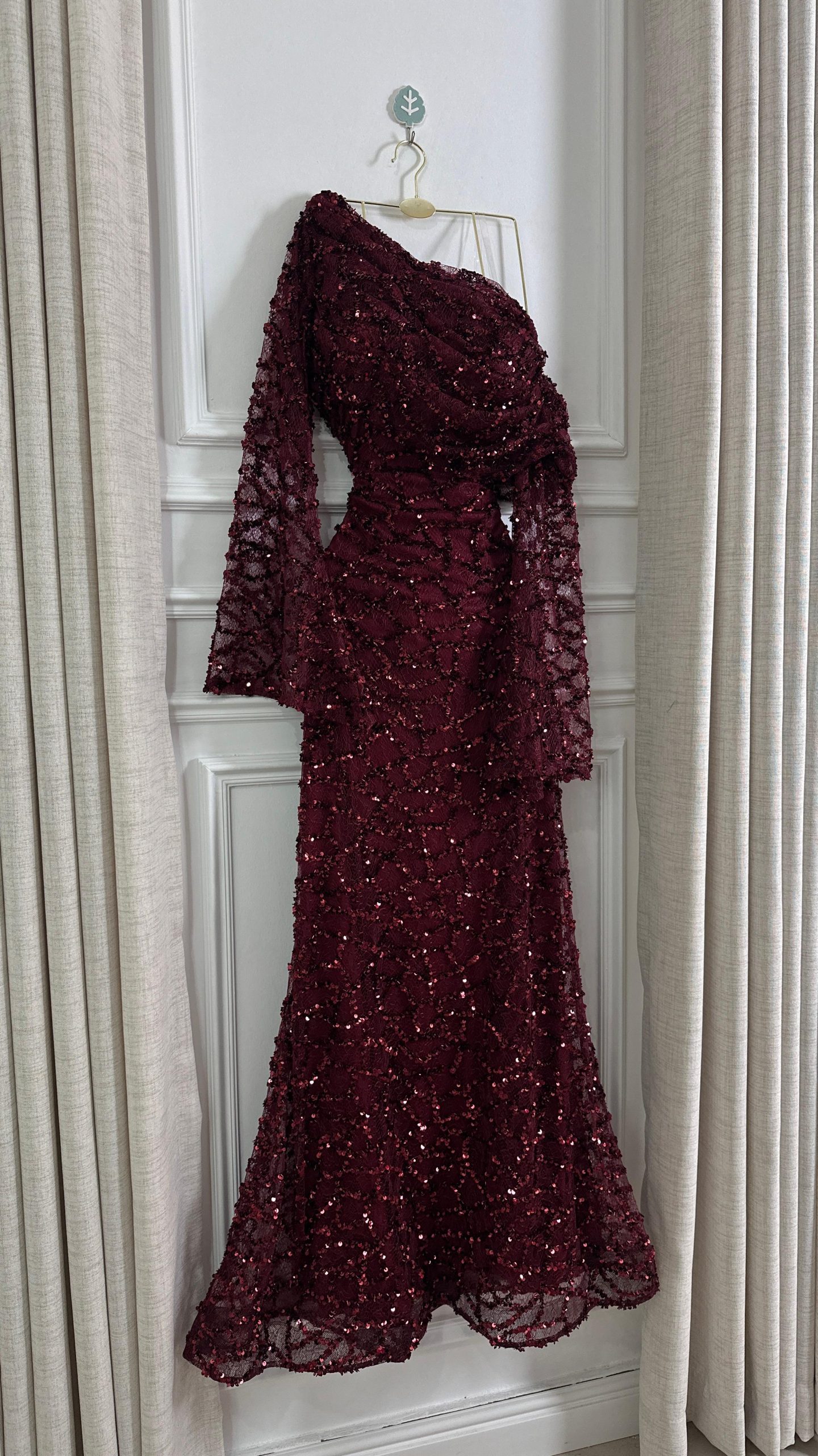 فستان سهرة نبيتي كتف واحد وأكمام شفافة - الصورة 2