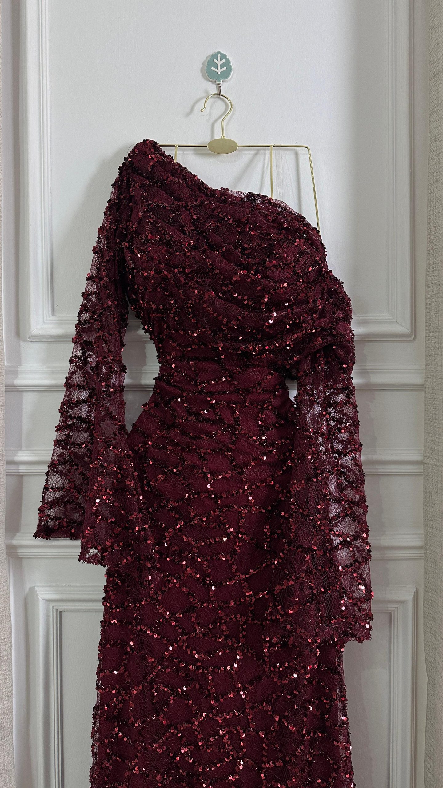 فستان سهرة نبيتي كتف واحد وأكمام شفافة - الصورة 5