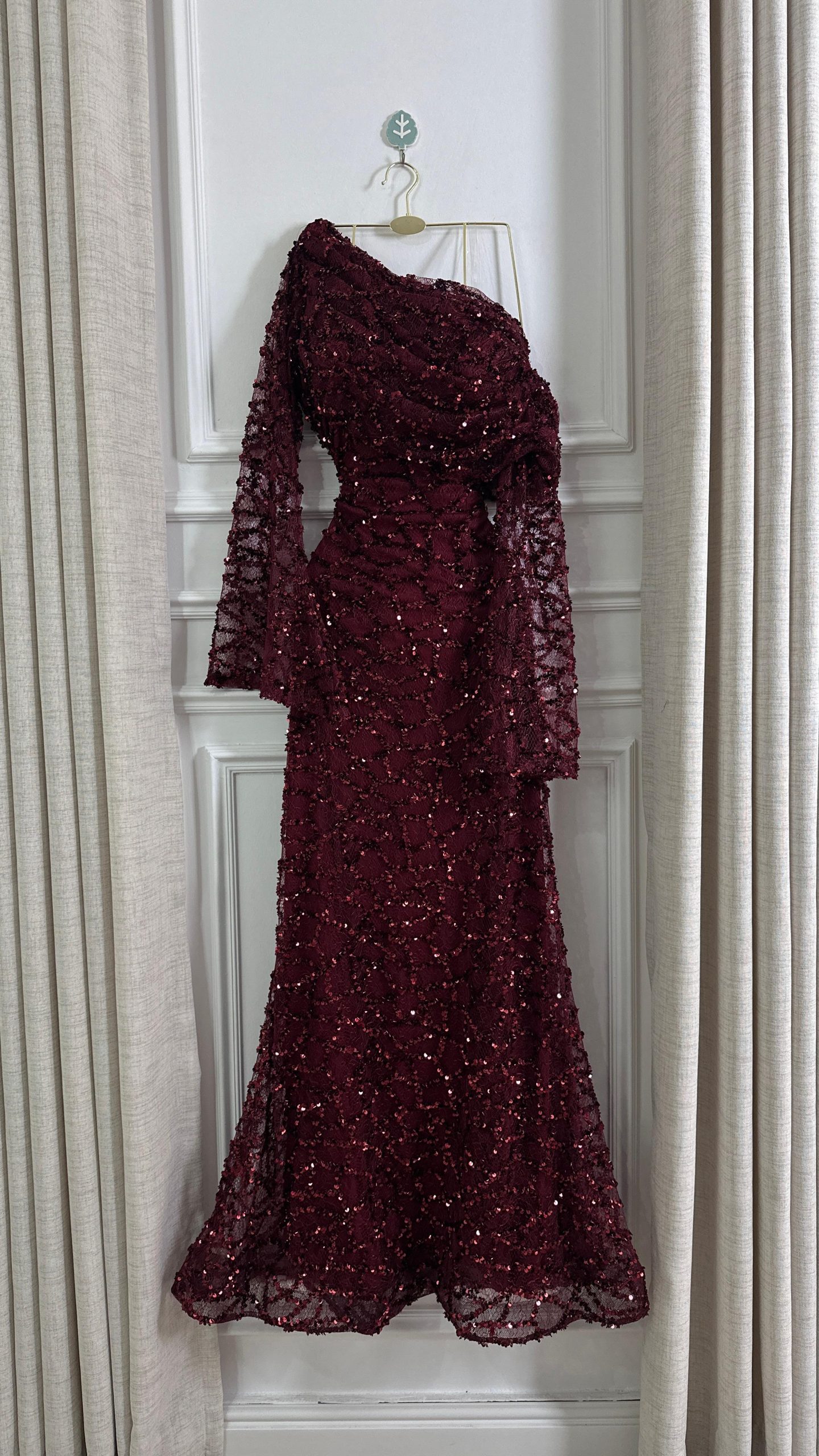 فستان سهرة نبيتي كتف واحد وأكمام شفافة - الصورة 3