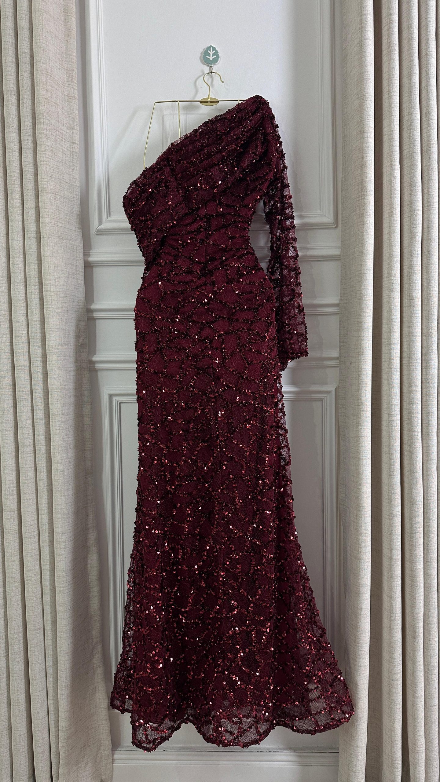 فستان سهرة نبيتي كتف واحد وأكمام شفافة - الصورة 4