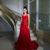 فستان سهرة أحمر فاخر بتصميم أنثوي وتفاصيل مطرزة بذيل طويل | روزيتا السعودية