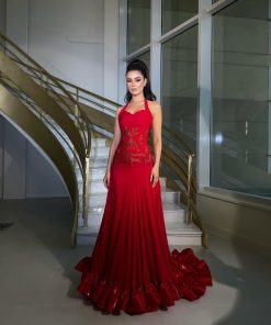 فستان سهرة أحمر فاخر بتصميم أنثوي وتفاصيل مطرزة بذيل طويل | روزيتا السعودية