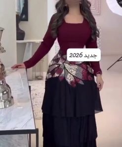 فستان مناسبات عنابي وأسود بطبقات أنيقة