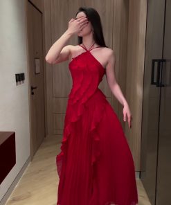 فستان سهرة أحمر طويل بكشكش انسيابي