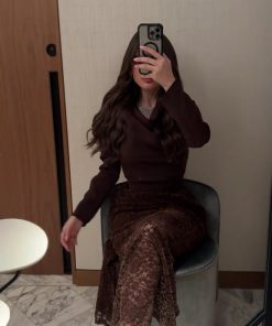 فستان بني دانتيل طويل بأكمام طويلة