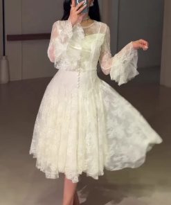 فستان أبيض قصير بدانتيل فاخر