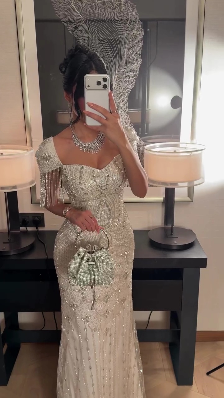 فستان أوف وايت طويل مرصع بالكريستال