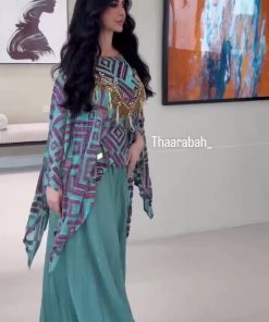 فستان أخضر بترولي محتشم بتطريز فوشيا