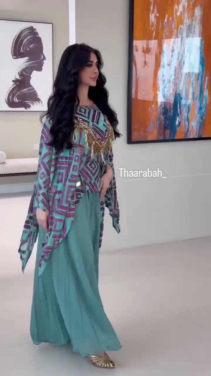 فستان أخضر بترولي محتشم بتطريز فوشيا