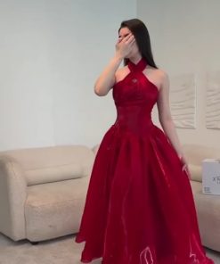 فستان سهرة أحمر فاخر بقصة ملكية