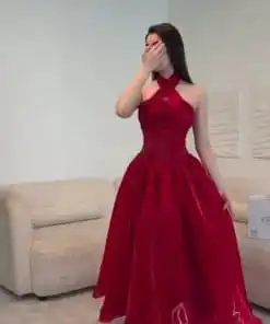 فستان سهرة أحمر فاخر بقصة ملكية