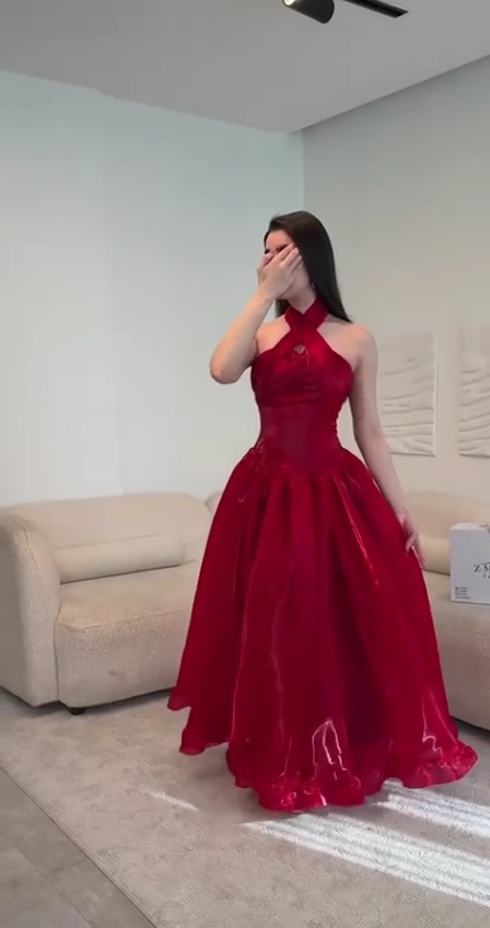 فستان سهرة أحمر فاخر بقصة ملكية