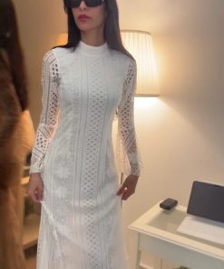 فستان أبيض دانتيل فاخر بأكمام واسعة