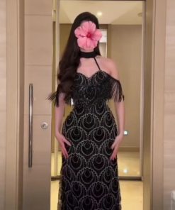 فستان سهرة أسود مع أكتاف متدلية