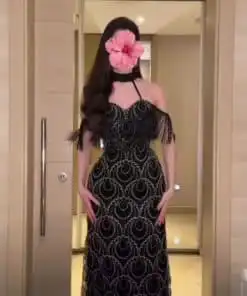 فستان سهرة أسود مع أكتاف متدلية