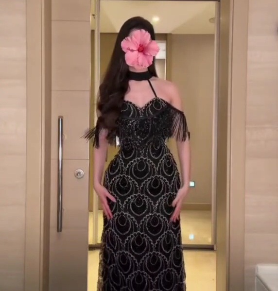 فستان سهرة أسود مع أكتاف متدلية