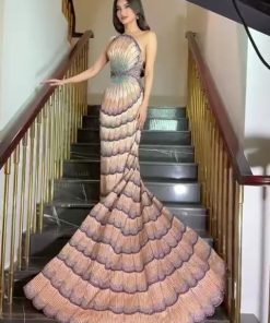 فستان سهرة ذهبي مطرز فاخر بذيل طويل