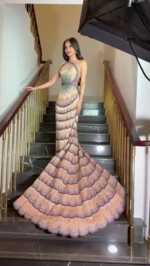 فستان سهرة ذهبي مطرز فاخر بذيل طويل