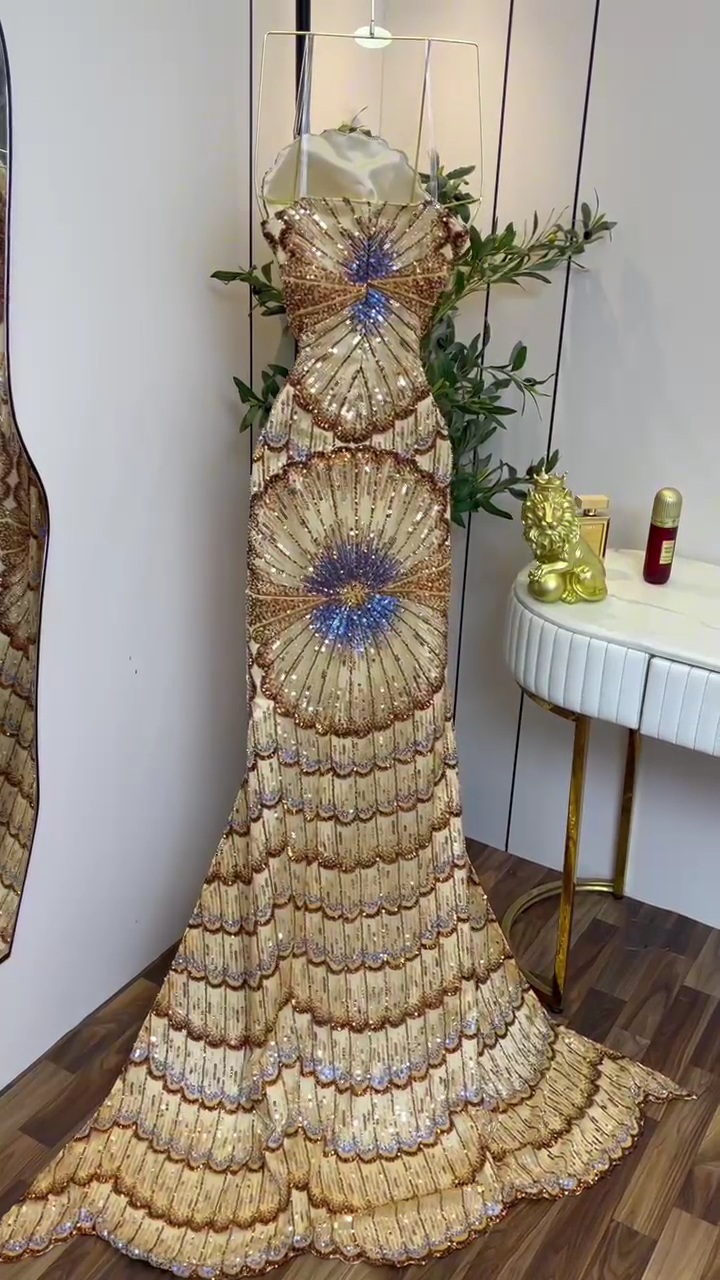 فستان سهرة ذهبي مطرز فاخر بذيل طويل - الصورة 4