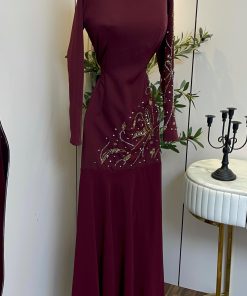 Alternative view of فستان سهرة خمري مطرز بأناقة فاخرة