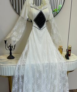 فستان سهرة أبيض دانتيل بتصميم ملكي