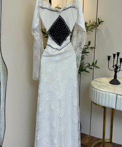 Alternative view of فستان سهرة أبيض دانتيل بتصميم ملكي