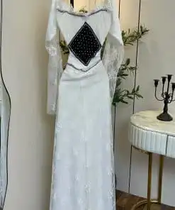 Alternative view of فستان سهرة أبيض دانتيل بتصميم ملكي