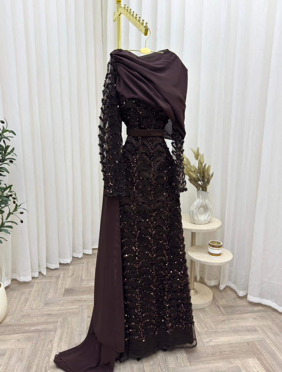 فستان سهرة فاخر وأكمام شفافة - الصورة 4