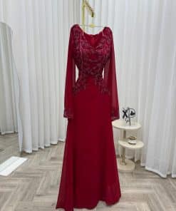 فستان سهرة أحمر ناعم وأكمام شفافة