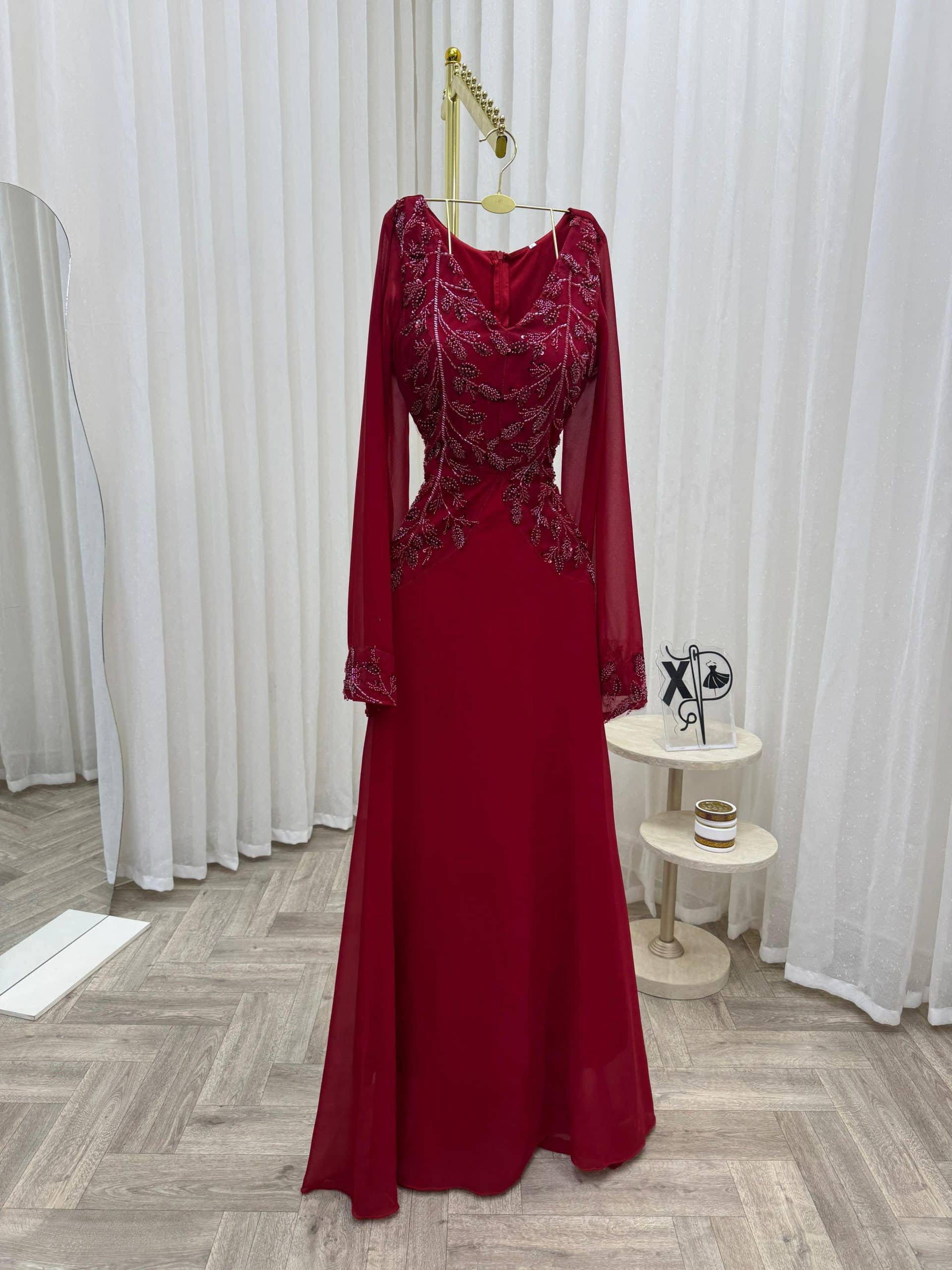 فستان سهرة أحمر ناعم وأكمام شفافة