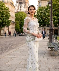 فستان سهرة أبيض وأكمام شفافة أنيقة