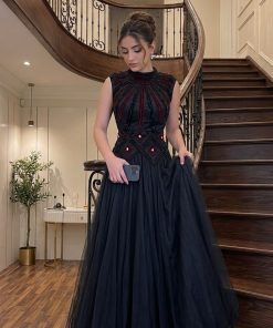 فستان سهرة طويل أسود تصميم أنيق مطرز