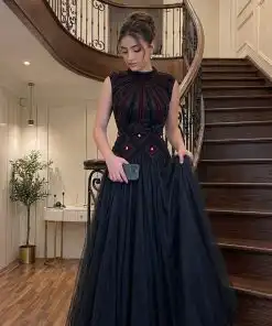 فستان سهرة طويل أسود تصميم أنيق مطرز
