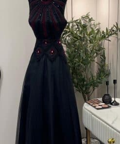 Alternative view of فستان سهرة طويل أسود تصميم أنيق مطرز