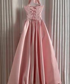 Alternative view of فستان سهرة وردي طويل تصميم فخم وانسيابي للمناسبات