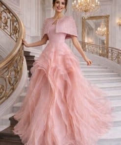 فستان سهرة وردي فاخر بطبقات تول مع كاب أنيق