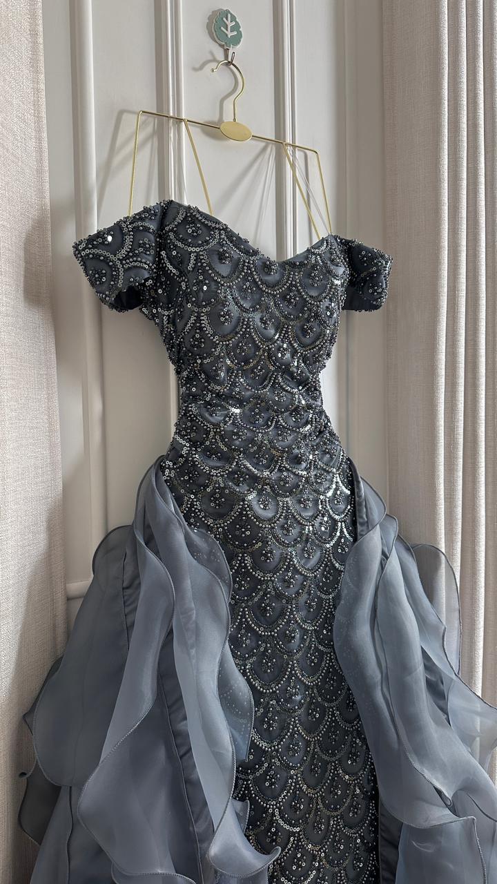 فستان سهرة رمادي فاخر أوف شولدر بذيل أورجنزا ملكي - الصورة 4