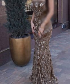 فستان سهرة بني فاخر بتطريز لامع وقصة ميرميد أنيقة