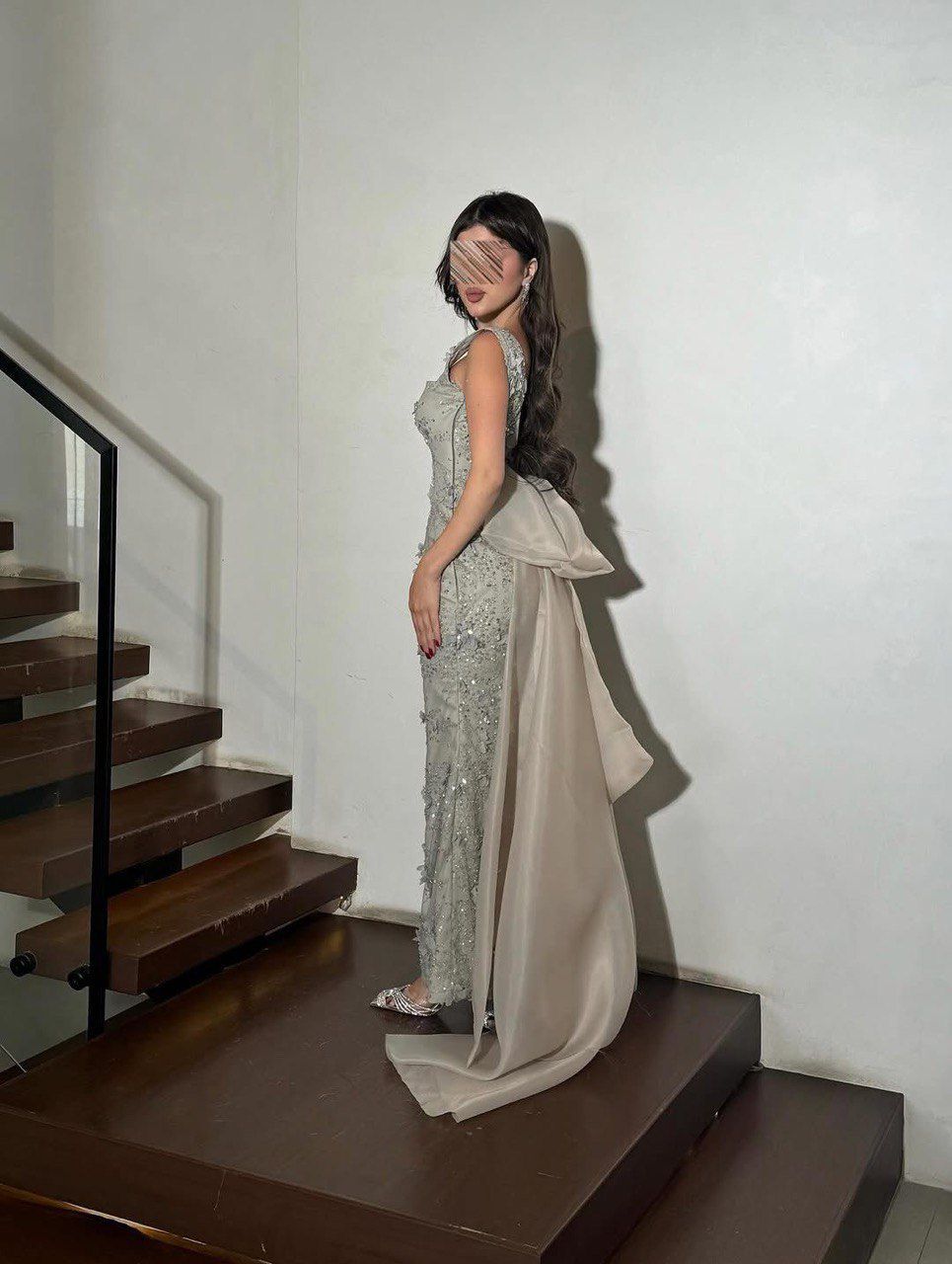 فستان سهرة زيتي فاتح فاخر بتطريز لامع وذيل أورجنزا أنيق - الصورة 3