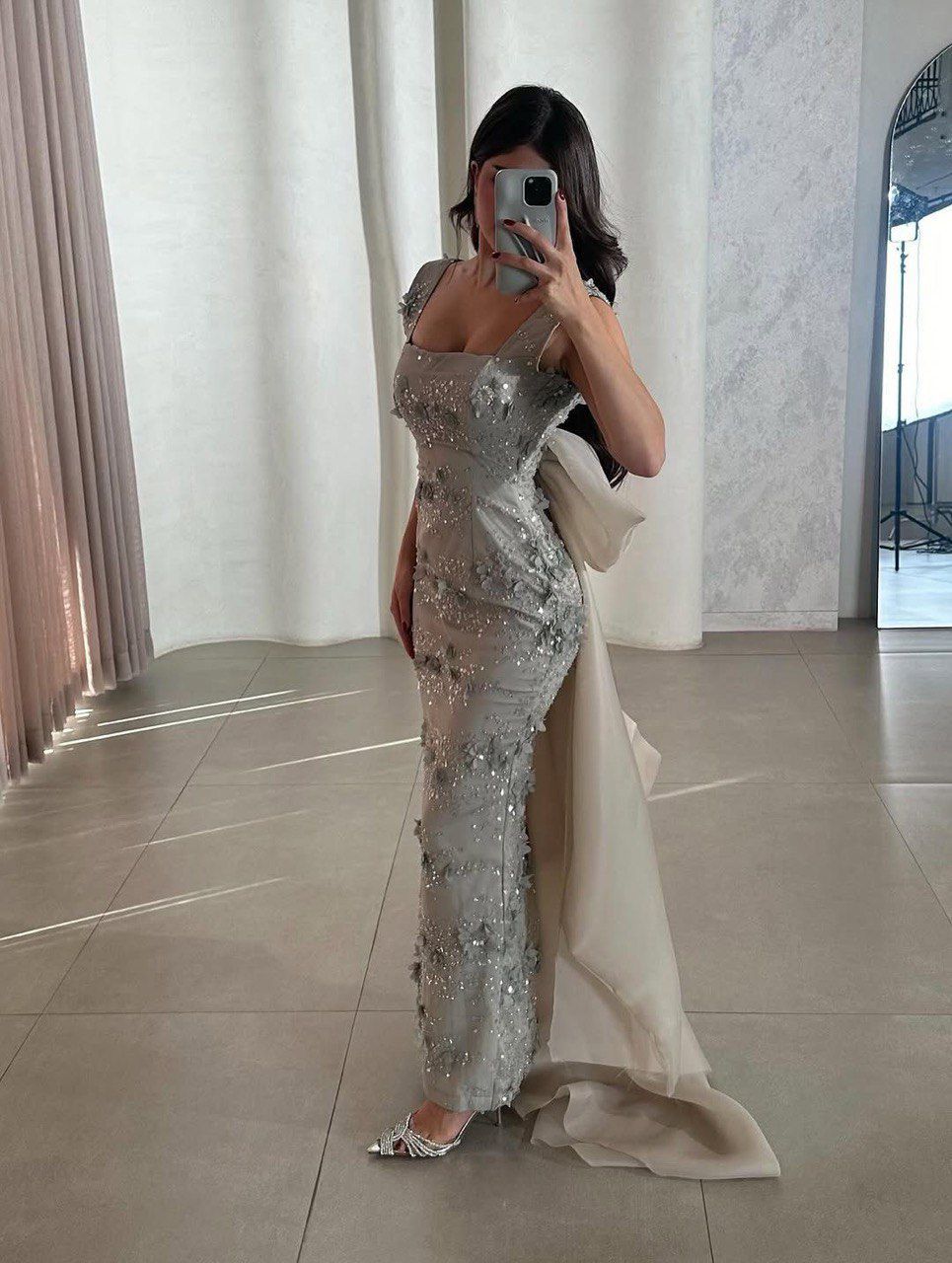 فستان سهرة زيتي فاتح فاخر بتطريز لامع وذيل أورجنزا أنيق - الصورة 2